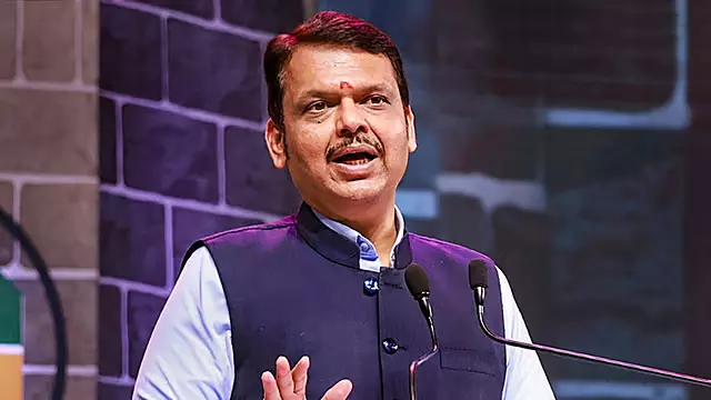 औरंगजेब की कब्र हटाने के पक्ष में सभी, कांग्रेस सरकार ने इसे एएसआई के अधीन कर दिया: Fadnavis औरंगजेब की कब्र हटाने के पक्ष में सभी, कांग्रेस सरकार ने इसे एएसआई के अधीन कर दिया: Fadnavis