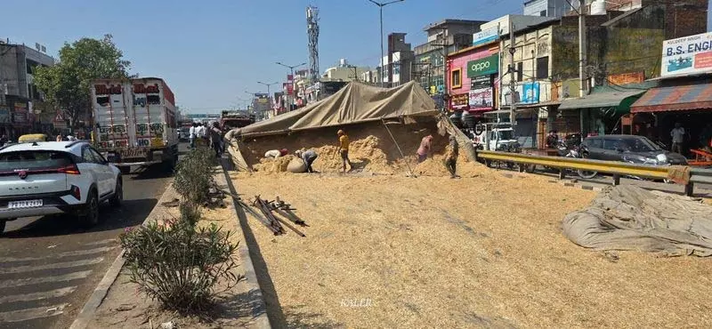 ट्रैक्टर ट्रॉली पलटने से 40 वर्षीय व्यक्ति की मौत ट्रैक्टर ट्रॉली पलटने से 40 वर्षीय व्यक्ति की मौत
