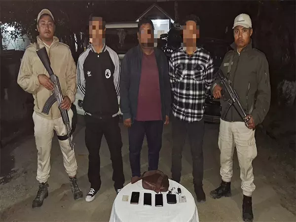Manipur Police ने पिछले 48 घंटों में राज्य भर में कई छापों में 15 उग्रवादियों को गिरफ्तार किया Manipur Police ने पिछले 48 घंटों में राज्य भर में कई छापों में 15 उग्रवादियों को गिरफ्तार किया