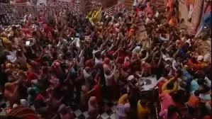 Mathura : होली से पहले बांके बिहारी मंदिर में उमड़ी भीड़, पैर रखने की जगह नहीं Mathura : होली से पहले बांके बिहारी मंदिर में उमड़ी भीड़, पैर रखने की जगह नहीं