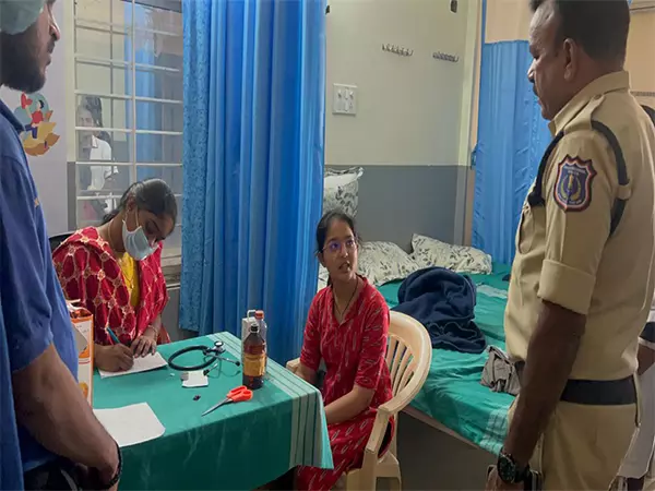Telangana के कॉलेज के छात्र कैंपस में खाना खाने के बाद बीमार पड़े, फूड पॉइजनिंग का संदेह Telangana के कॉलेज के छात्र कैंपस में खाना खाने के बाद बीमार पड़े, फूड पॉइजनिंग का संदेह