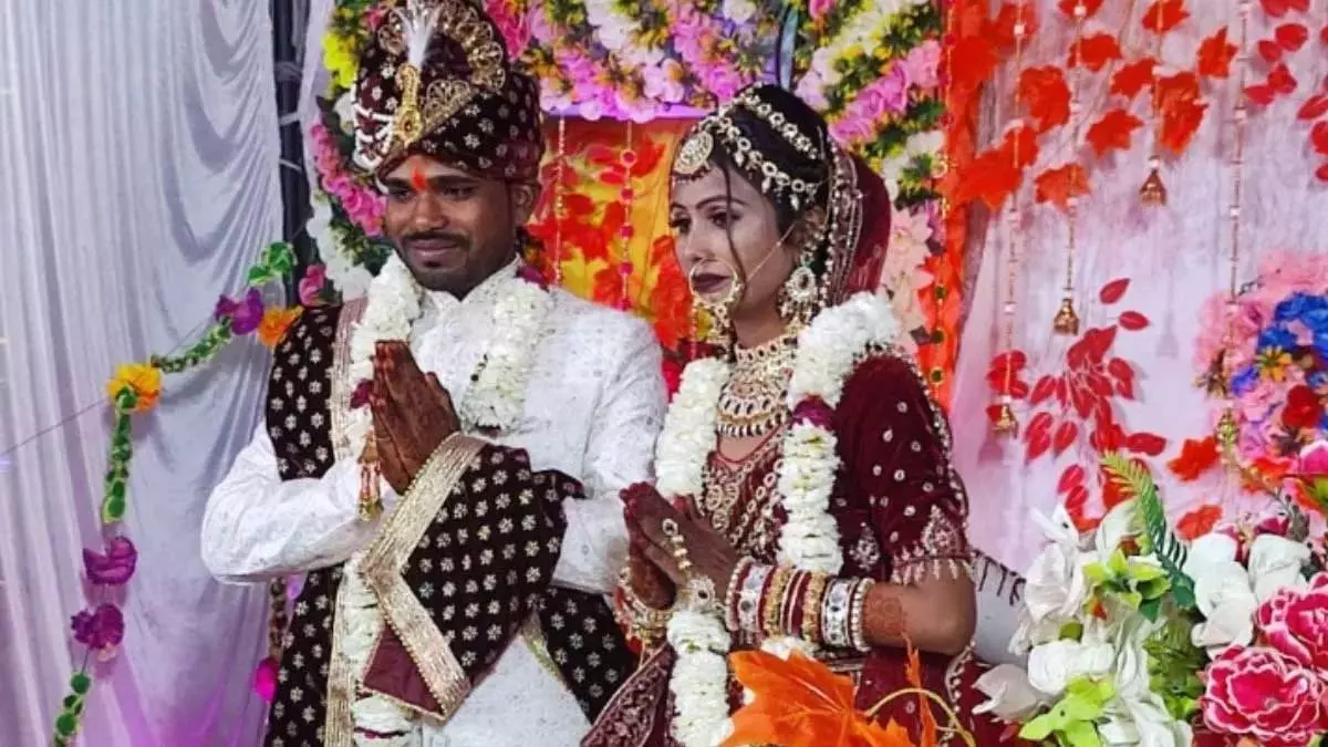 कमरे में आखिर क्या हुआ? दो की मौत का मामला, मोबाइल में छिपा है बड़ा राज कमरे में आखिर क्या हुआ? दो की मौत का मामला, मोबाइल में छिपा है बड़ा राज
