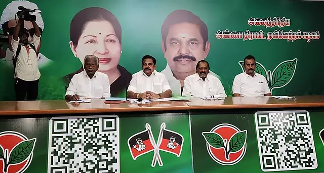 एडप्पादी ने DMK के संपर्क में रहने वाले AIADMK अधिकारियों को चेतावनी दी एडप्पादी ने DMK के संपर्क में रहने वाले AIADMK अधिकारियों को चेतावनी दी