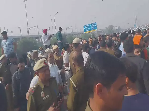 Ghazipur के लोगों ने युवक की हत्या के मामले में न्याय के लिए सड़क जाम की, प्रदर्शन किया Ghazipur के लोगों ने युवक की हत्या के मामले में न्याय के लिए सड़क जाम की, प्रदर्शन किया