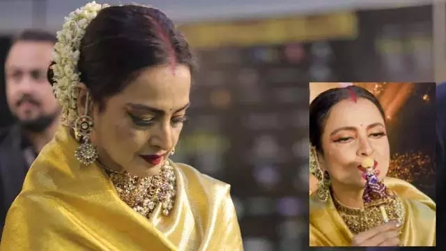 IIFA अवॉर्ड्स 2025: रेखा को मिला खास तोहफा, प्यार से चूमा और कहा – लव यू IIFA अवॉर्ड्स 2025: रेखा को मिला खास तोहफा, प्यार से चूमा और कहा – लव यू