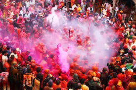 Barsana में पूरे उत्साह और उमंग के साथ उमड़ा लट्ठमार होली का रंग Barsana में पूरे उत्साह और उमंग के साथ उमड़ा लट्ठमार होली का रंग