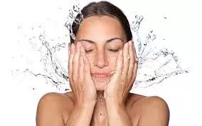 Skin Care Tips: गर्मियों में चेहरे पर दाग-धब्बों से हैं परेशान पानी में मिलाकर रोज़ाना लगाएं ये चीज़ें Skin Care Tips: गर्मियों में चेहरे पर दाग-धब्बों से हैं परेशान पानी में मिलाकर रोज़ाना लगाएं ये चीज़ें