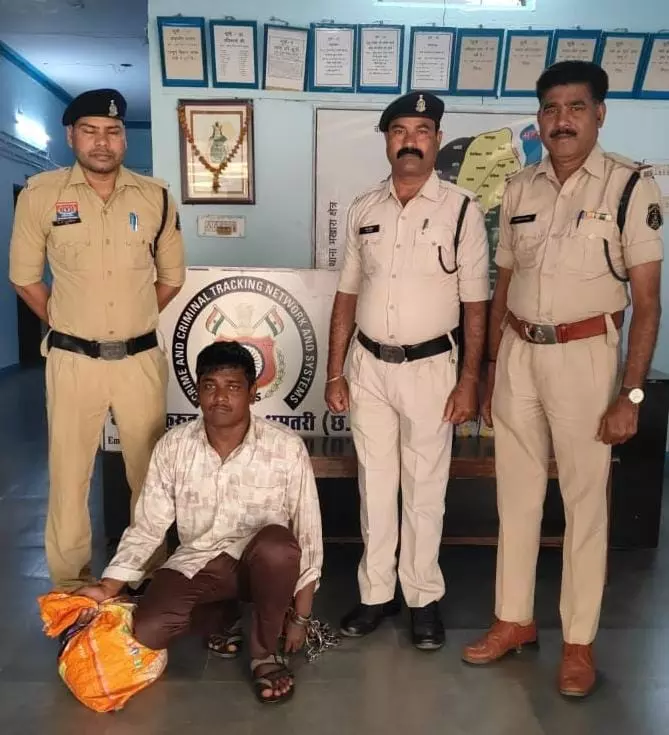 छापेमारी कर कुरूद पुलिस ने गांजा तस्कर को पकड़ा छापेमारी कर कुरूद पुलिस ने गांजा तस्कर को पकड़ा