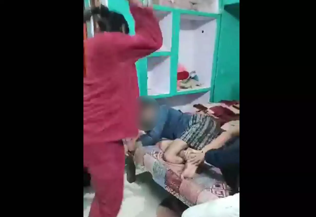 आत्महत्या केस: एक वीडियो के कारण मामले में नया मोड़, डंडे बरसातीं दिखीं बेटियां आत्महत्या केस: एक वीडियो के कारण मामले में नया मोड़, डंडे बरसातीं दिखीं बेटियां