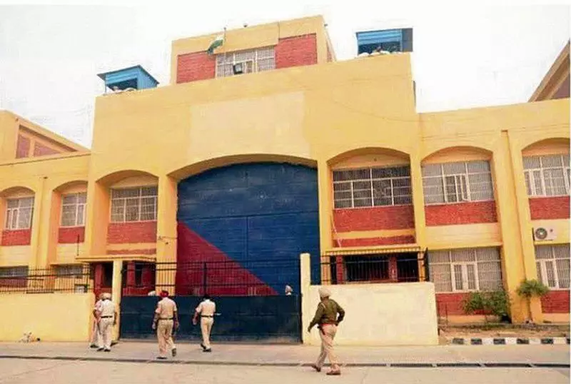 Amritsar जेल का वार्डर मादक पदार्थ ले जाने के आरोप में गिरफ्तार Amritsar जेल का वार्डर मादक पदार्थ ले जाने के आरोप में गिरफ्तार