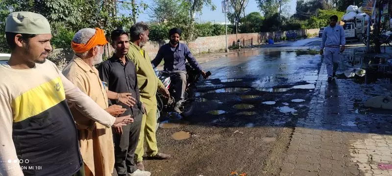 तरनतारन में सीवर ओवरफ्लो होने से बदबू बढ़ी, सड़कें क्षतिग्रस्त तरनतारन में सीवर ओवरफ्लो होने से बदबू बढ़ी, सड़कें क्षतिग्रस्त