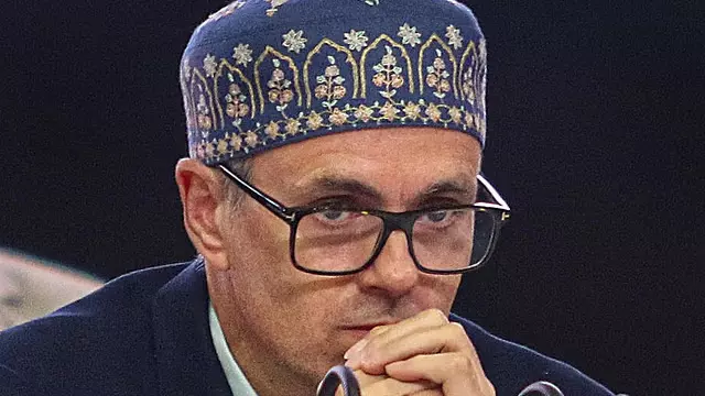 विवाद बढ़ने पर J&K सरकार ने रमज़ान के दौरान गुलमर्ग फैशन शो से खुद को अलग कर लिया विवाद बढ़ने पर J&K सरकार ने रमज़ान के दौरान गुलमर्ग फैशन शो से खुद को अलग कर लिया