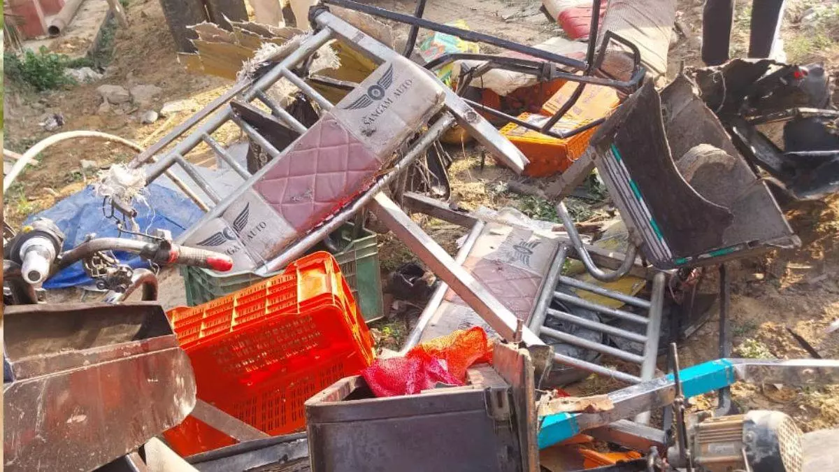 Bijnor: ओवरलोड डंपर ने तीन लोगो की जान ली Bijnor: ओवरलोड डंपर ने तीन लोगो की जान ली