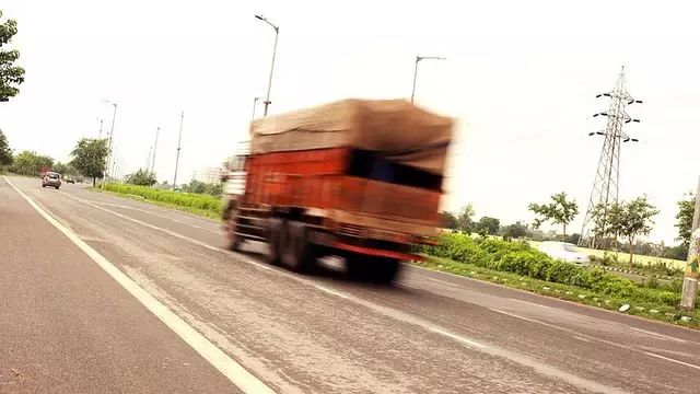 Maharashtra: ट्रक पलटने से 6 मजदूरों की मौत, 11 घायल Maharashtra: ट्रक पलटने से 6 मजदूरों की मौत, 11 घायल