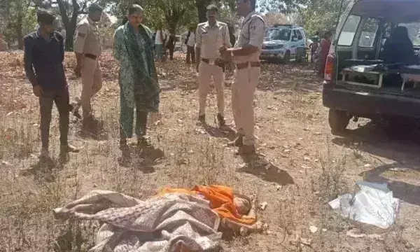 Bhopal: ग्राम सरैहा में महिला ने महिला की कुल्हाड़ी से हत्या की Bhopal: ग्राम सरैहा में महिला ने महिला की कुल्हाड़ी से हत्या की