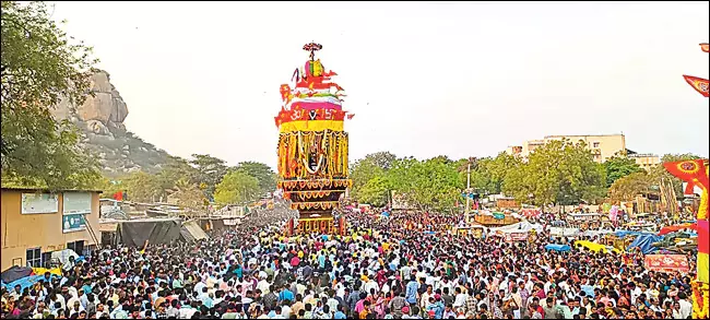 Andhra: चंद्रमौलीश्वर की जड़ में विशेष पूजा-अर्चना की गई Andhra: चंद्रमौलीश्वर की जड़ में विशेष पूजा-अर्चना की गई