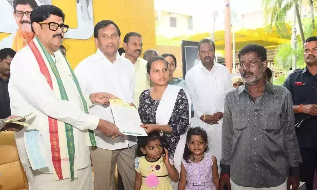 Andhra: सीएमआरएफ के तहत 48.6 लाख रुपये के चेक वितरित किए गए Andhra: सीएमआरएफ के तहत 48.6 लाख रुपये के चेक वितरित किए गए