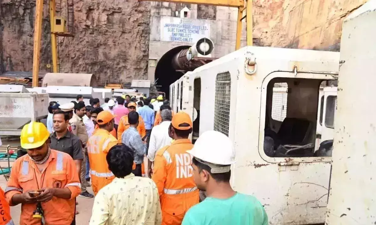 एसएलबीसी सुरंग हादसा: बचाव दल ने एक शव बरामद किया एसएलबीसी सुरंग हादसा: बचाव दल ने एक शव बरामद किया