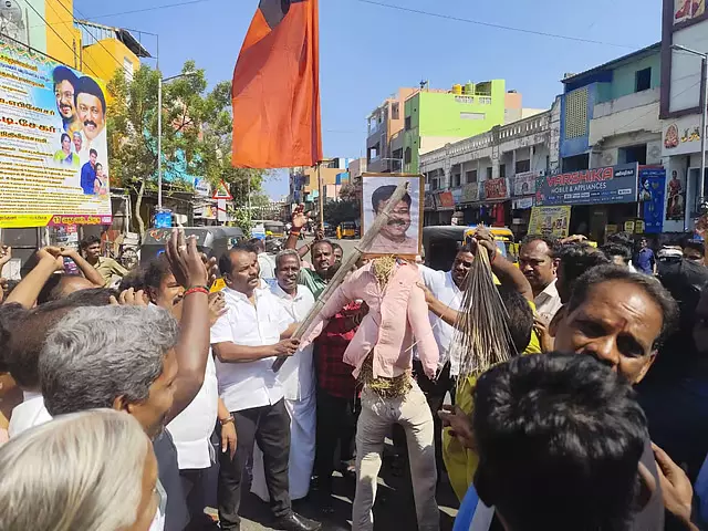 DMK सदस्यों ने धर्मेंद्र प्रधान के खिलाफ प्रदर्शन किया DMK सदस्यों ने धर्मेंद्र प्रधान के खिलाफ प्रदर्शन किया