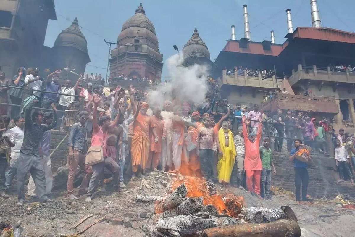 होली खेले मसाने में...जब गण के साथ श्मशान में होली खेलते हैं महादेव, अद्भुत होती है काशी की ‘चिता भस्म होली’ होली खेले मसाने में...जब गण के साथ श्मशान में होली खेलते हैं महादेव, अद्भुत होती है काशी की ‘चिता भस्म होली’