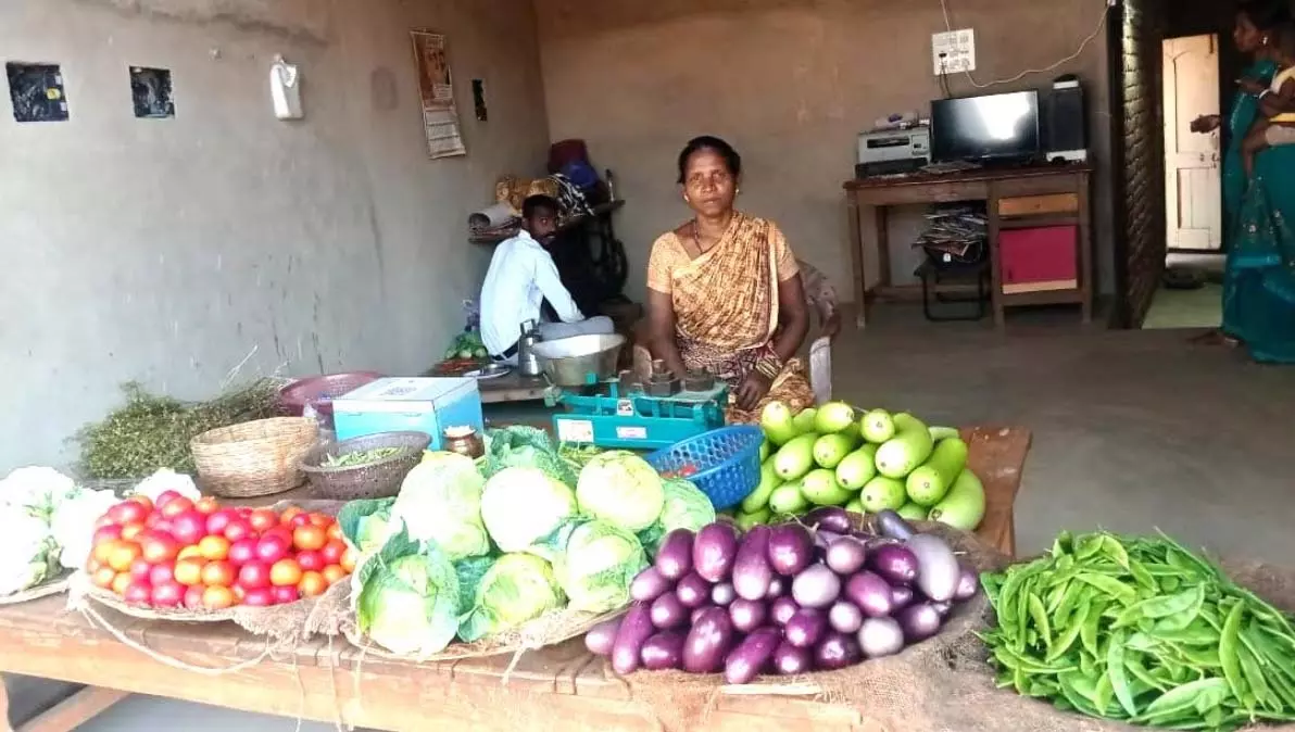 आर्थिक तंगी से सशक्तिकरण की ओर बढ़ती महिलाएं आर्थिक तंगी से सशक्तिकरण की ओर बढ़ती महिलाएं
