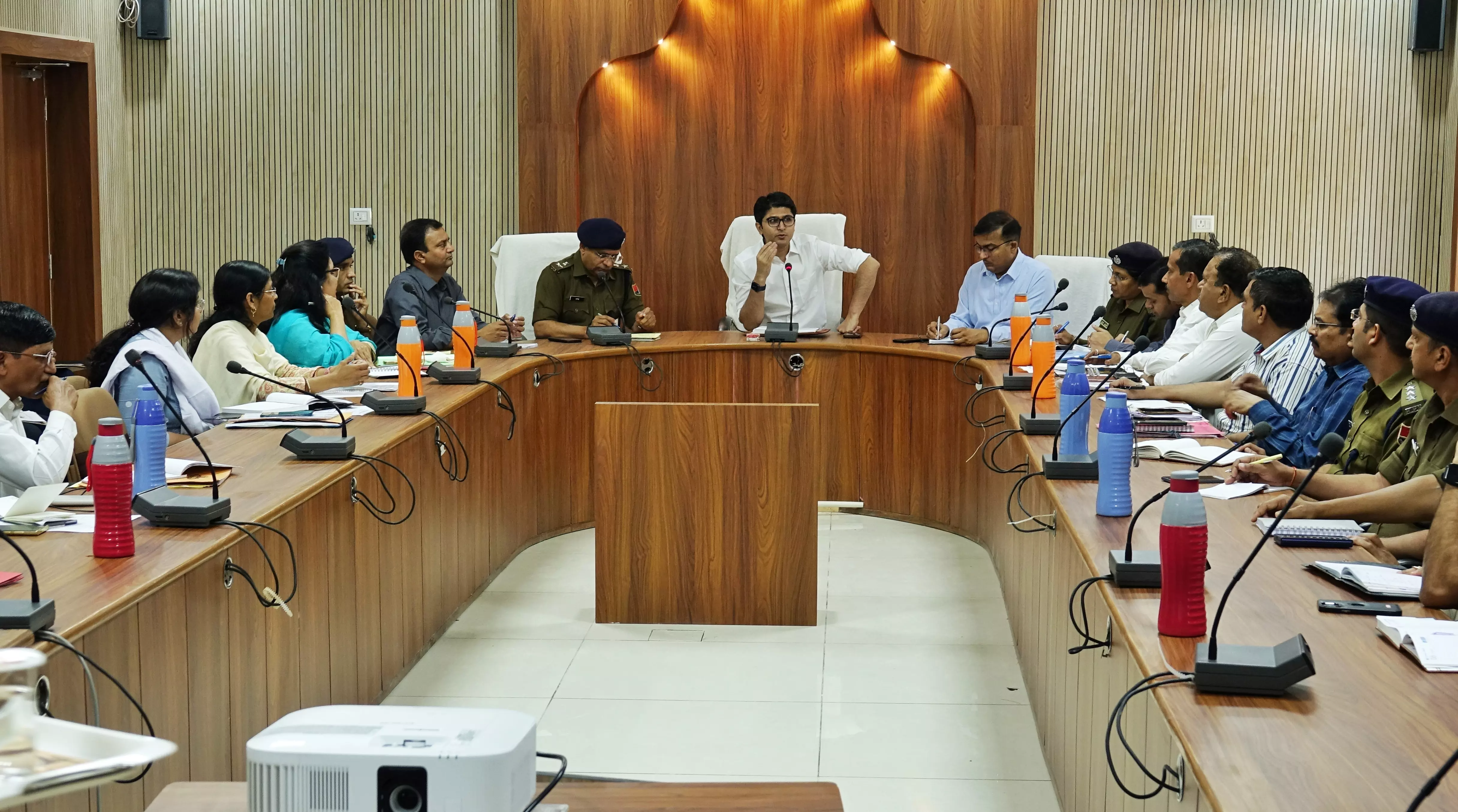 Bundi : जिला कलेक्टर ने अवैध खनन की रोकथाम के लिए ली समीक्षा बैठक Bundi : जिला कलेक्टर ने अवैध खनन की रोकथाम के लिए ली समीक्षा बैठक