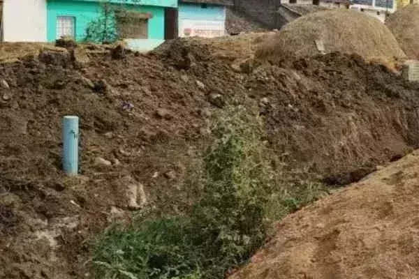 Ramgarh: सार्वजनिक नाले में गिराई मिट्टी का लोगों ने किया विरोध Ramgarh: सार्वजनिक नाले में गिराई मिट्टी का लोगों ने किया विरोध