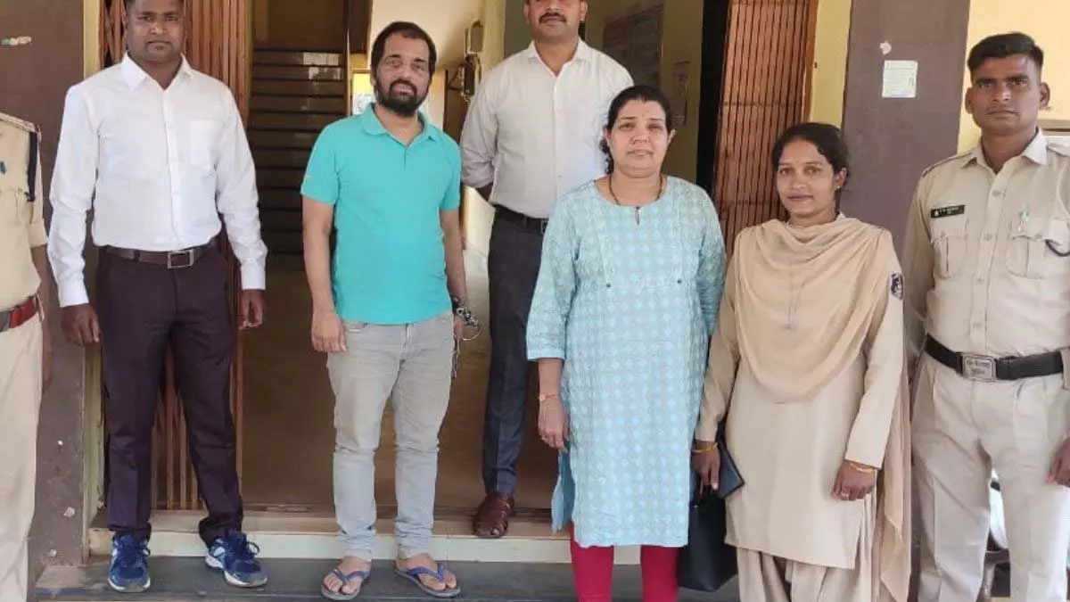 CG BREAKING: 84 लाख की धोखाधड़ी करने वाले 2 धोखेबाज गिरफ्तार CG BREAKING: 84 लाख की धोखाधड़ी करने वाले 2 धोखेबाज गिरफ्तार