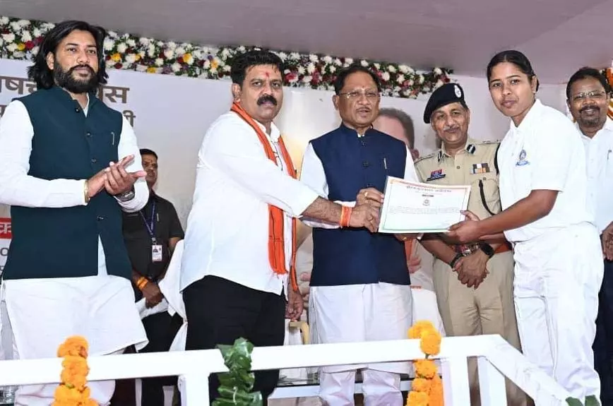 CM साय ने उप निरीक्षक संवर्ग में चयनित अभ्यर्थियों को प्रदान किया नियुक्ति पत्र CM साय ने उप निरीक्षक संवर्ग में चयनित अभ्यर्थियों को प्रदान किया नियुक्ति पत्र