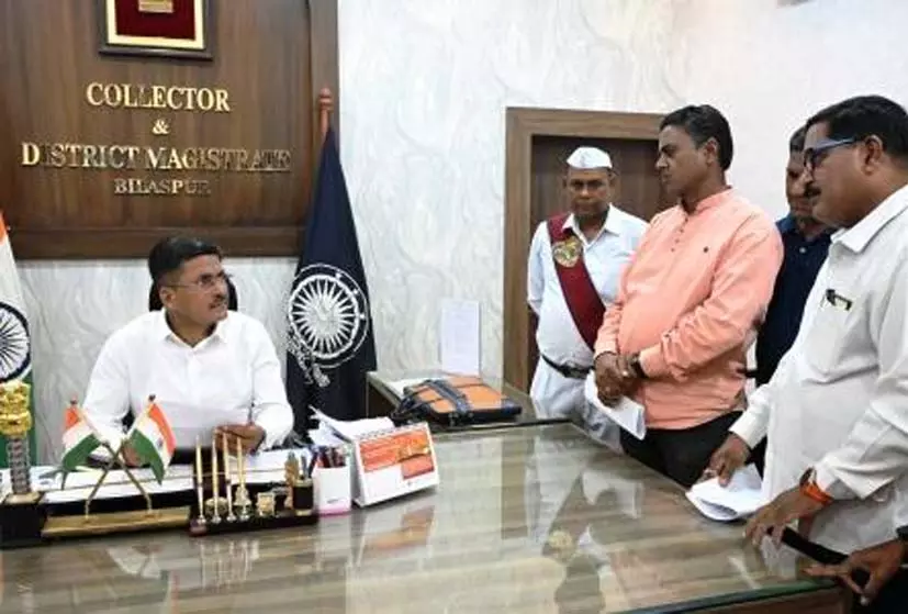 जनदर्शन में कलेक्टर ने सुनी लोगों की समस्याएं जनदर्शन में कलेक्टर ने सुनी लोगों की समस्याएं
