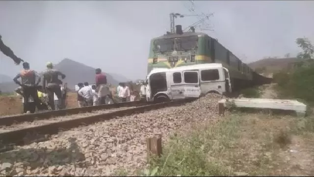 Raigarh: मालगाड़ी ने मरीजों से भरी एंबुलेंस को ट्रैक पर घसीटा Raigarh: मालगाड़ी ने मरीजों से भरी एंबुलेंस को ट्रैक पर घसीटा