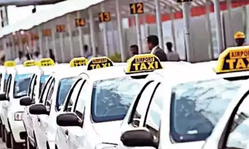 हैदराबाद में कैब ड्राइवरों ने कम किराए के खिलाफ किया विद्रोह हैदराबाद में कैब ड्राइवरों ने कम किराए के खिलाफ किया विद्रोह