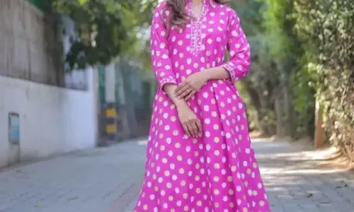 Vintage Look: पोल्का प्रिंट सूट पहनकर अपने ऑफिस में विंटेज लुक का स्पर्श जोड़ें