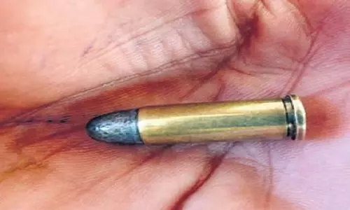 फोटो पत्रकार एयरपोर्ट में गिरफ्तार, कब्जे से कारतूस बरामद फोटो पत्रकार एयरपोर्ट में गिरफ्तार, कब्जे से कारतूस बरामद