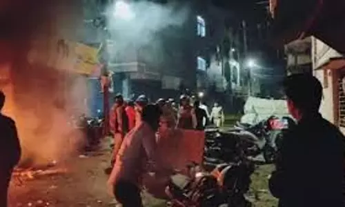 Indore: भारत की जीत के बाद दो पक्षों में बड़ा विवाद, पथराव के बाद पुलिस अलर्ट Indore: भारत की जीत के बाद दो पक्षों में बड़ा विवाद, पथराव के बाद पुलिस अलर्ट