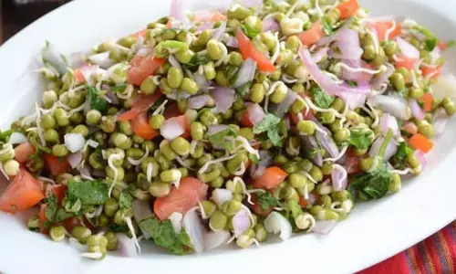 Breakfast: स्प्राउटेड ग्रेन्स सलाद Breakfast: स्प्राउटेड ग्रेन्स सलाद