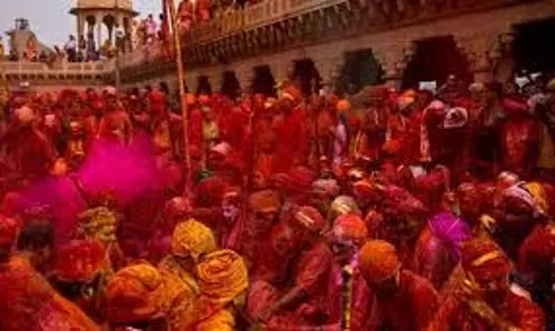 Mathura: नंद गांव में होली की धूम, मान्यता के अनुसार कृष्ण और राधा रानी ने खेली थी होली Mathura: नंद गांव में होली की धूम, मान्यता के अनुसार कृष्ण और राधा रानी ने खेली थी होली