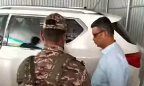 भूपेश बघेल की कार से ED अफसर ने जब्त किए दस्तावेज, कांग्रेस कार्यकर्ता कर रहे हंगामा
