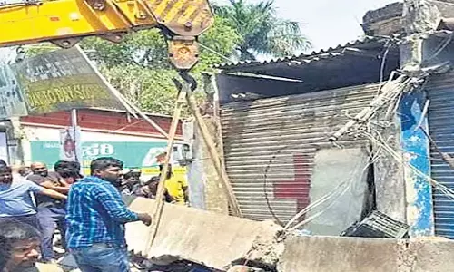 Karnataka: जर्जर इमारत गिरने से दो लोगों की मौत