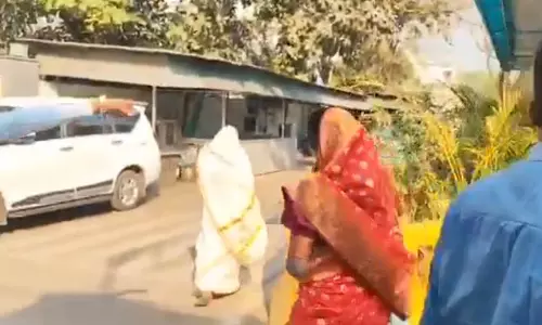 सभी कांग्रेस विधायक बघेल निवास रवाना, दो सौ से अधिक जवान तैनात सभी कांग्रेस विधायक बघेल निवास रवाना, दो सौ से अधिक जवान तैनात