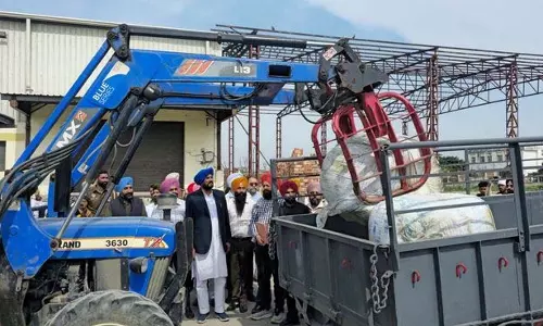 ओलावृष्टि से प्रभावित किसानों को मवेशियों के लिए चारा उपलब्ध कराया गया ओलावृष्टि से प्रभावित किसानों को मवेशियों के लिए चारा उपलब्ध कराया गया
