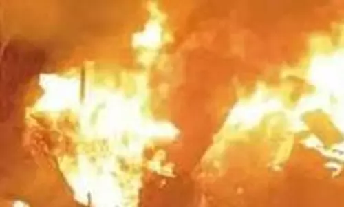 Nawada: रसोई गैस सिलेंडर लदे वाहन में लगी भीषण आग Nawada: रसोई गैस सिलेंडर लदे वाहन में लगी भीषण आग