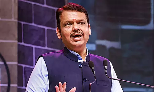 औरंगजेब की कब्र हटाने के पक्ष में सभी, कांग्रेस सरकार ने इसे एएसआई के अधीन कर दिया: Fadnavis औरंगजेब की कब्र हटाने के पक्ष में सभी, कांग्रेस सरकार ने इसे एएसआई के अधीन कर दिया: Fadnavis