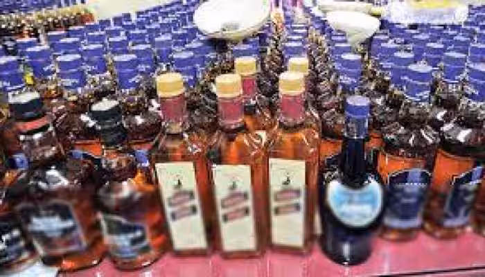 Bijnor: पुलिस ने छापेमारी में 300 लीटर अवैध कच्ची शराब, 18000 लीटर लहन बरामद किया