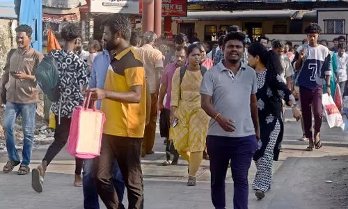 उपनगरीय विद्युत रेलगाड़ियां रद्द: यात्रियों को परेशानी