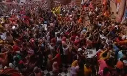 Mathura : होली से पहले बांके बिहारी मंदिर में उमड़ी भीड़, पैर रखने की जगह नहीं