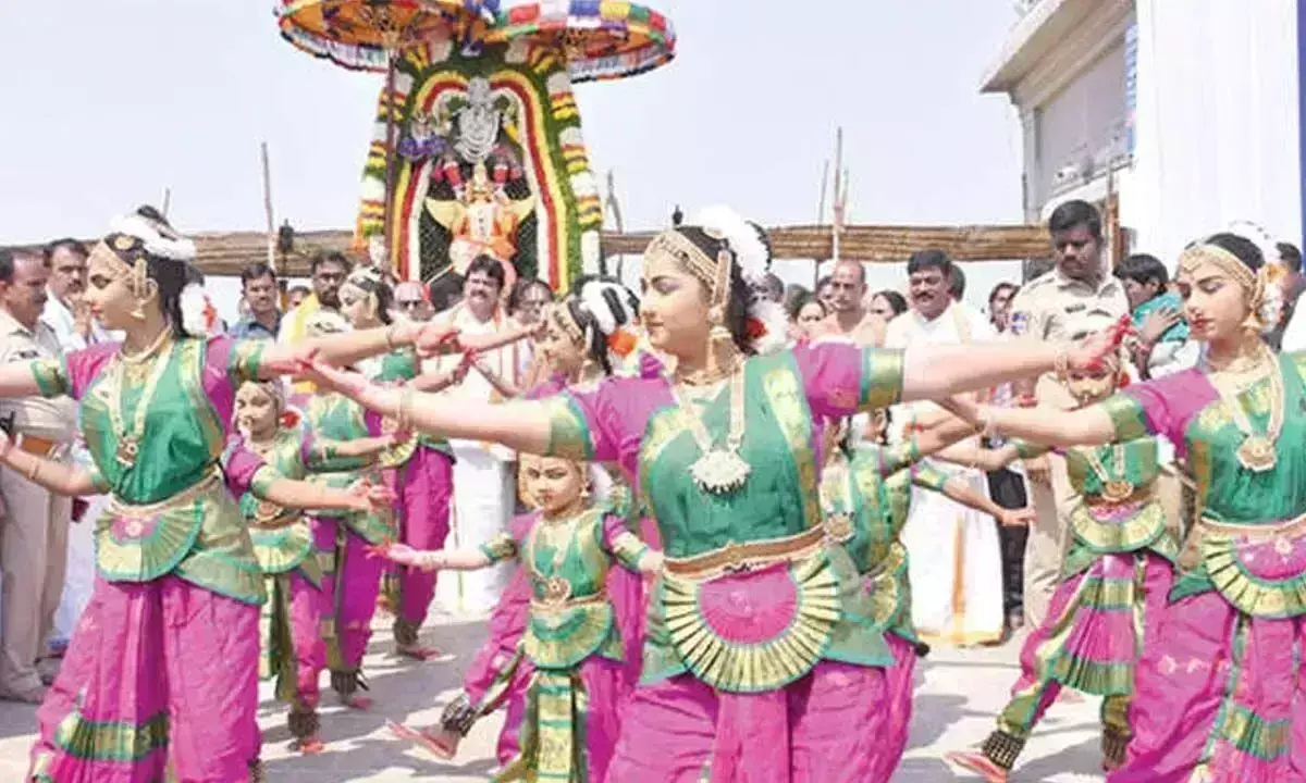 Telangana: यदागिरिगुट्टा में गरुड़ सेवा आयोजित की गई Telangana: यदागिरिगुट्टा में गरुड़ सेवा आयोजित की गई