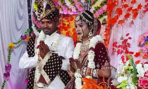 कमरे में आखिर क्या हुआ? दो की मौत का मामला, मोबाइल में छिपा है बड़ा राज कमरे में आखिर क्या हुआ? दो की मौत का मामला, मोबाइल में छिपा है बड़ा राज