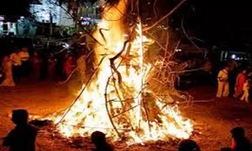Holi 2025: होलिका दहन से पहले कैसे करें होली की पूजा, जानें धार्मिक महत्व और पूजा विधि Holi 2025: होलिका दहन से पहले कैसे करें होली की पूजा, जानें धार्मिक महत्व और पूजा विधि