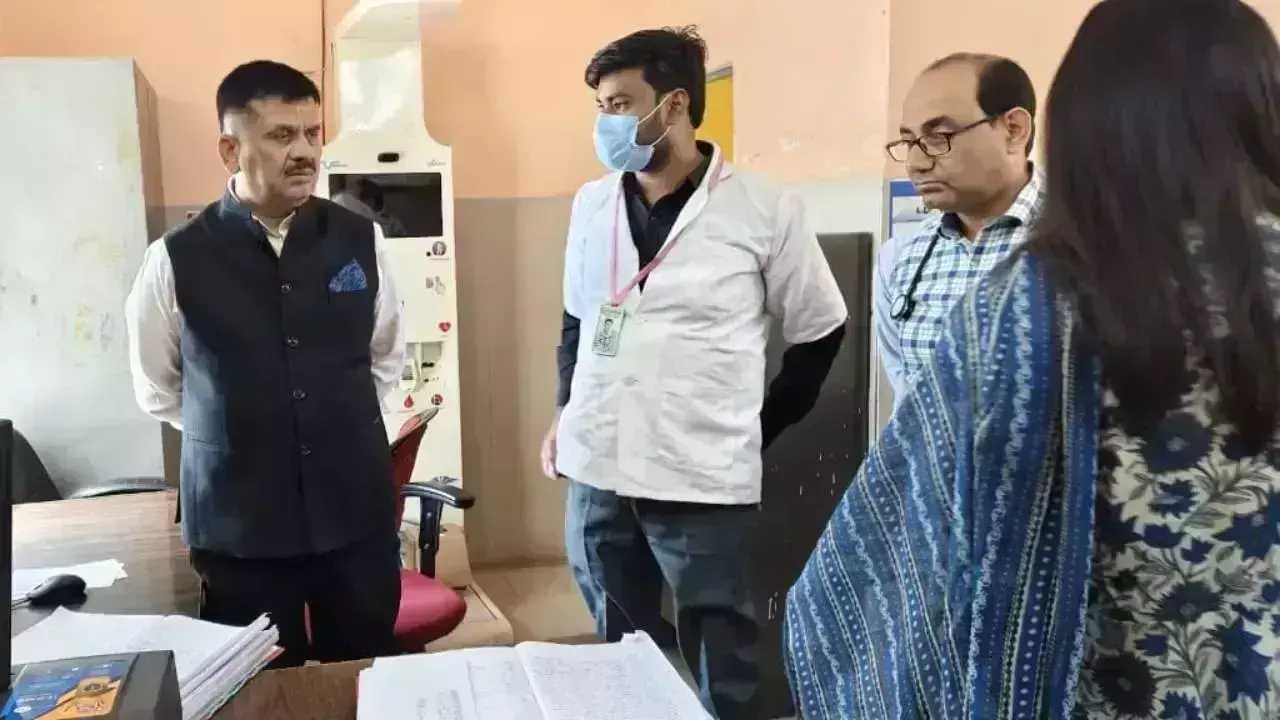 Jaunpur: डीएम ने सामुदायिक स्वास्थ्य केंद्र का औचक निरीक्षण किया Jaunpur: डीएम ने सामुदायिक स्वास्थ्य केंद्र का औचक निरीक्षण किया